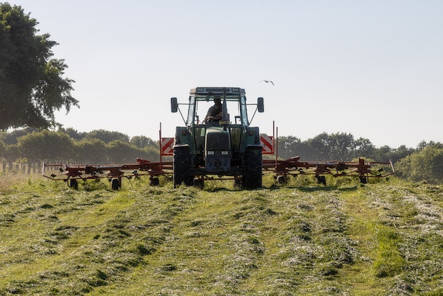 traktor seče trávu
